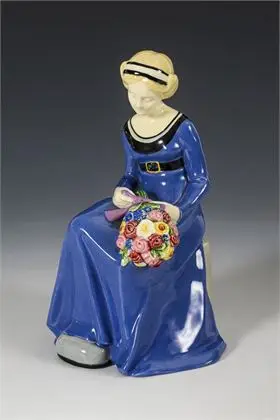 Zittende jonge dame met bloemruiker. Wiener Kunstkeramische Werkstätte Busch & Ludescher