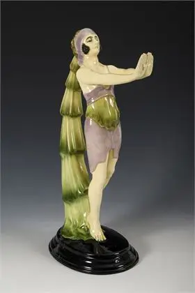 Art-decodanseres met lang haarornament. Wiener Kunstkeramische Werkstätte Busch & Ludescher