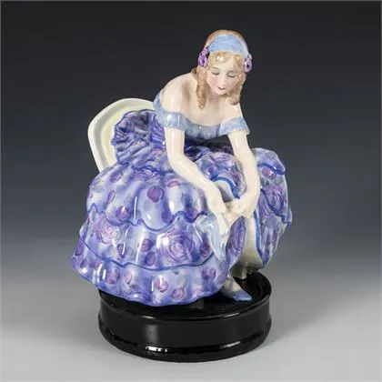 Figur "Sitzende Tänzerin beim Schuhe schnüren". Wiener Manufaktur Friedrich Goldscheider