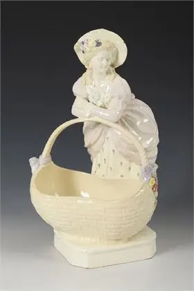 Rococo dame met mand met handvat. Weense manufactuur Friedrich Goldscheider