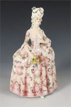 Dame rococo debout avec roses. Manufacture viennoise Friedrich Goldscheider