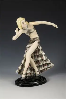 Wandelende danseres in pose. Weense manufactuur Friedrich Goldscheider