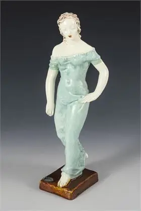 Dame in lindegroene jurk. Weense manufactuur Friedrich Goldscheider