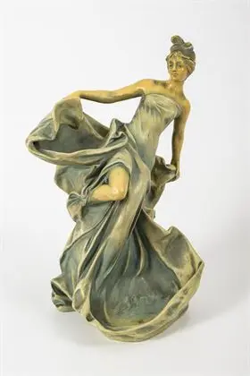 Jugendstil schaal met danseres. Bernhard Bloch, Porzellan-, Ofen- und Terrakottafabriken; Eichwald (Dubi) / Bohemen