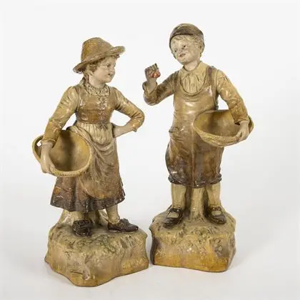 2 lampvoeten: kinderpaar. Johann Maresch Thon- und Steingutwaaren, Aussig an der Elbe (Ústí nad Labem)