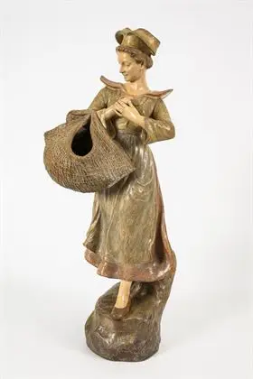 Figuur: visvrouw met net. Weense manufactuur Friedrich Goldscheider
