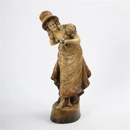 Groot vrouwenfiguur met viooltjes. Weense manufactuur Friedrich Goldscheider