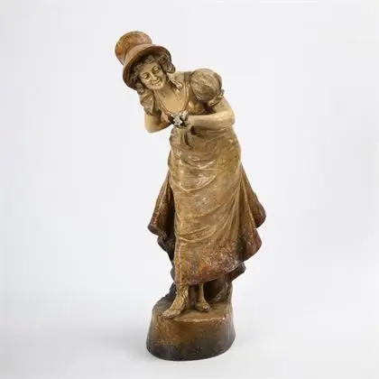 Groot vrouwenfiguur met viooltjes. Weense manufactuur Friedrich Goldscheider