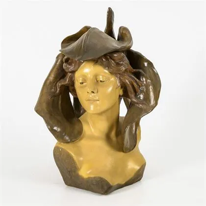 Büste einer jungen Frau mit großen Blättern. Wohl Wiener Manufaktur Friedrich Goldscheider