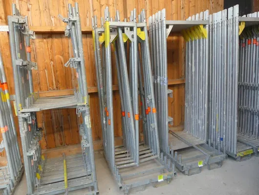 Lot d'éléments d'échafaudage
