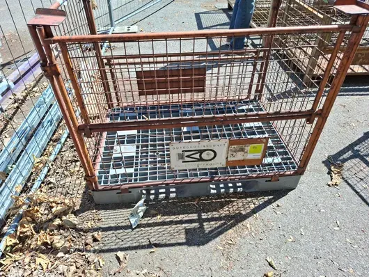 Metalowa skrzynia siatkowa
