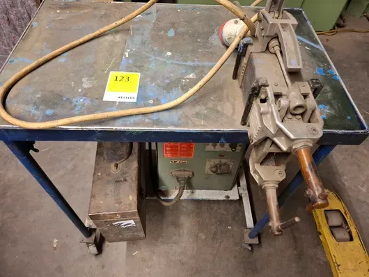 Spot welding machine
