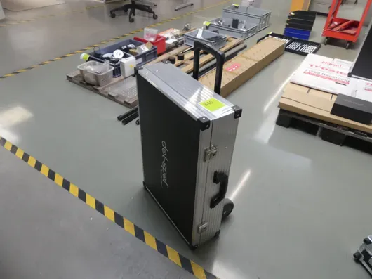 Valise à roulettes en aluminium avec contenu