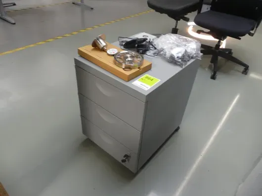 Rollcontainer, mit Inhalt