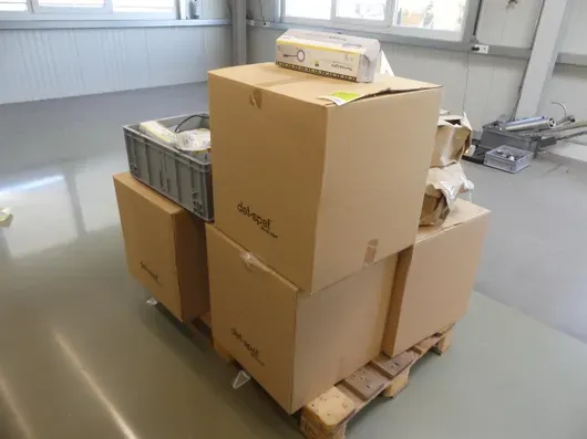 1x box with accessories/materials, remaining empty carton