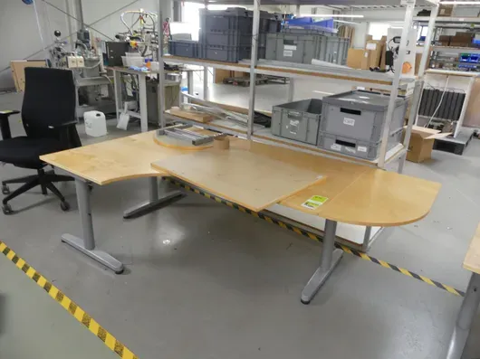 Schreibtisch, mit Anbauteilen