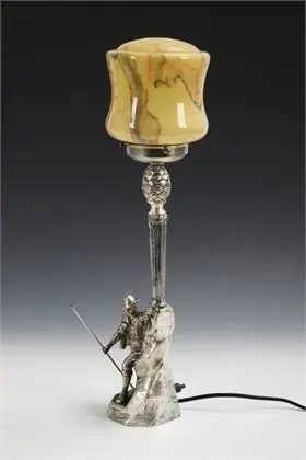 Lampe de table figurine avec abat-jour en verre. WMF