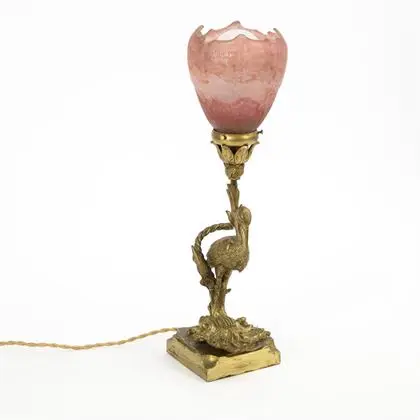 Lampe en bronze figuratif. Daum