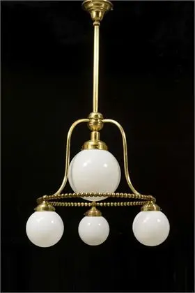 Velká stropní lampa s bílými kulovými stínidly