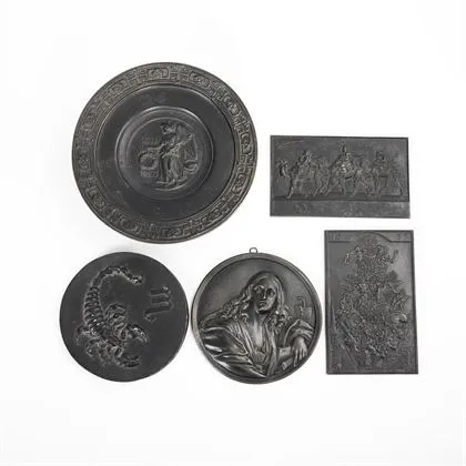 4 Eisenguss-Reliefplatten und eine Fußschale