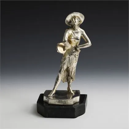 Ženská figura s tamburínou. WMF