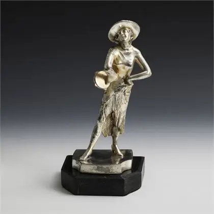 Ženská figura s tamburínou. WMF