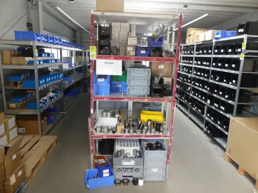 Stellingkast, met inhoud