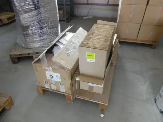Lot of cardboard boxes/packaging