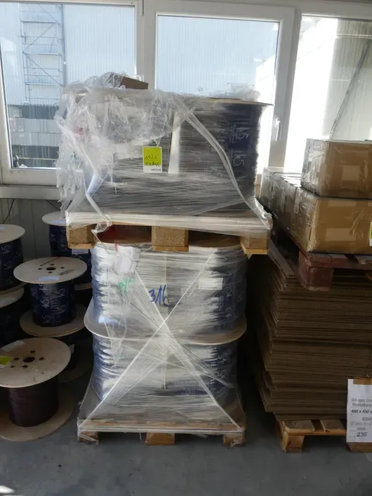 Posten Rollen mit Kabel