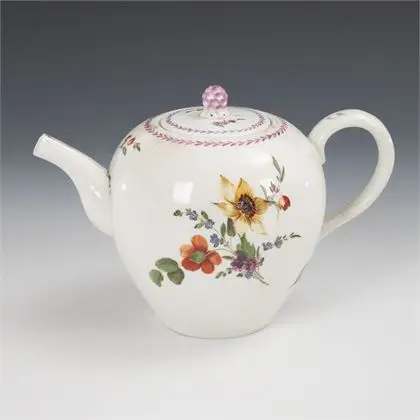 Théière avec peinture florale. Gotha