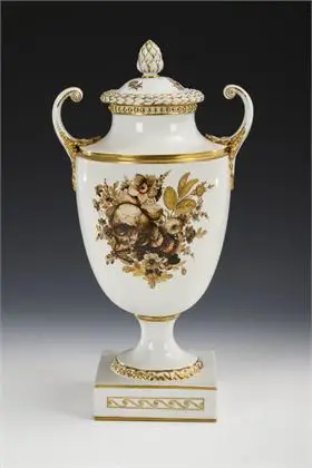 Vase couvert avec peinture florale. Fürstenberg