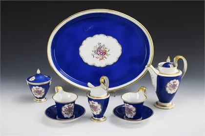 Déjeuner avec fond bleu roi et décor floral. Fürstenberg