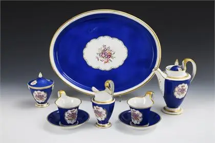 Déjeuner avec fond bleu roi et décor floral. Fürstenberg