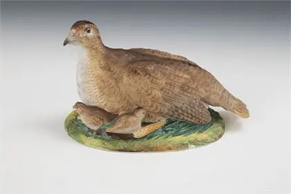 Perdrix avec poussin comme couvercle de boîte