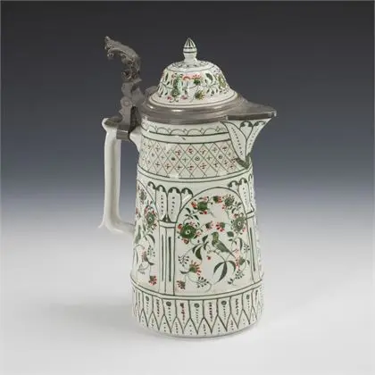 Cruche à vin avec décor d'oiseau. Rauenstein