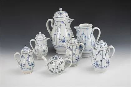 7 cruches avec peinture de fleurs de paille. Porcelaine de Thuringe