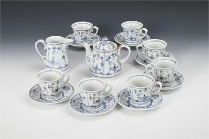 16 pièces d'un service à café et à thé avec peinture de fleurs de paille. Rauenstein