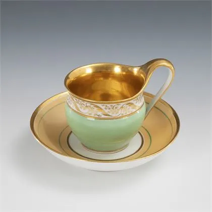 Vitrinentasse mit mintgrünem Teilfond. KPM Berlin
