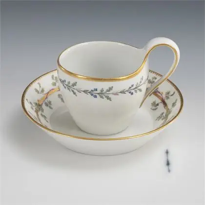 Tasse de vitrine avec bordure de myosotis. KPM Berlin