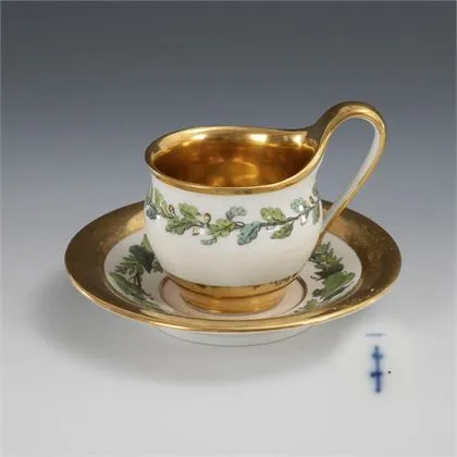 Tasse de vitrine avec bande de feuilles de chêne. KPM Berlin