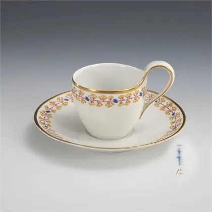 Vitrinentasse mit floraler Bordüre. KPM Berlin