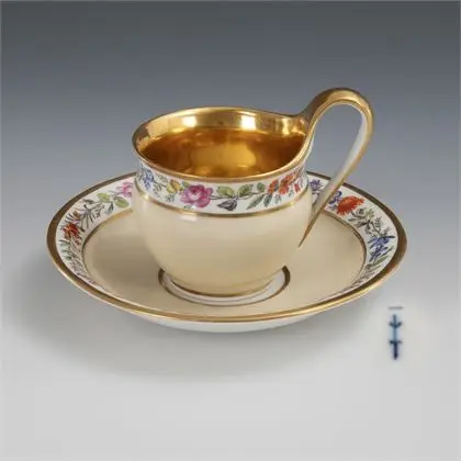 Tasse de vitrine avec bordure florale. KPM Berlin