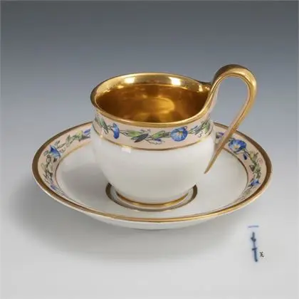 Tasse de vitrine avec bordure de volutes. KPM Berlin