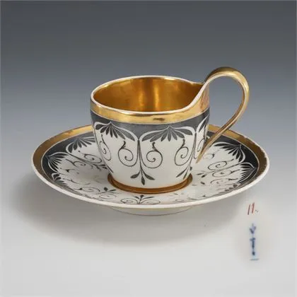Tasse de vitrine avec peinture ornementale argentée. KPM Berlin