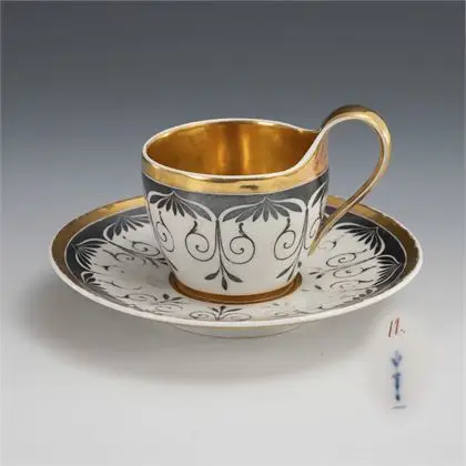 Tasse de vitrine avec peinture ornementale argentée. KPM Berlin