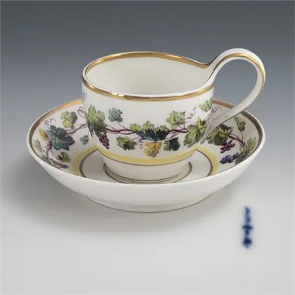 Tasse de vitrine Biedermeier avec bordure de vigne. KPM Berlin
