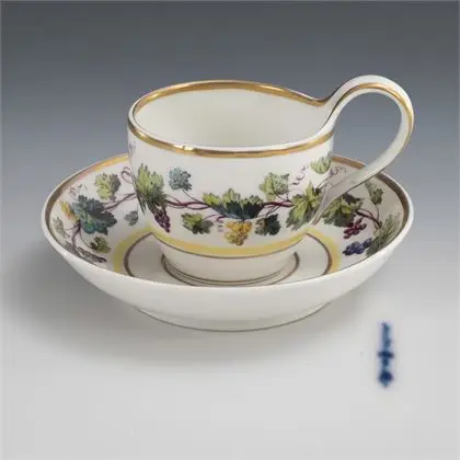 Tasse de vitrine Biedermeier avec bordure de vigne. KPM Berlin