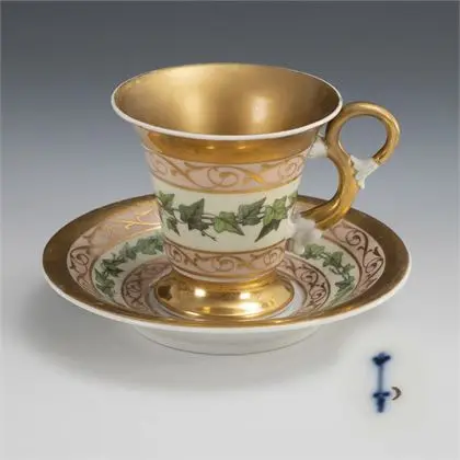 Tasse de vitrine avec rinceau de vigne. KPM Berlin
