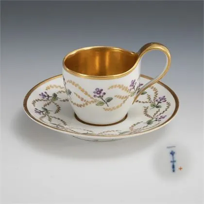 Tasse de vitrine avec fleurs de violette. KPM Berlin
