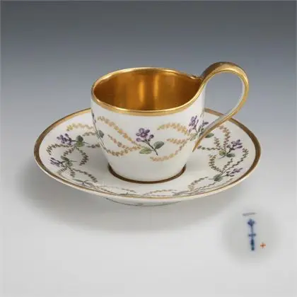 Tasse de vitrine avec fleurs de violette. KPM Berlin